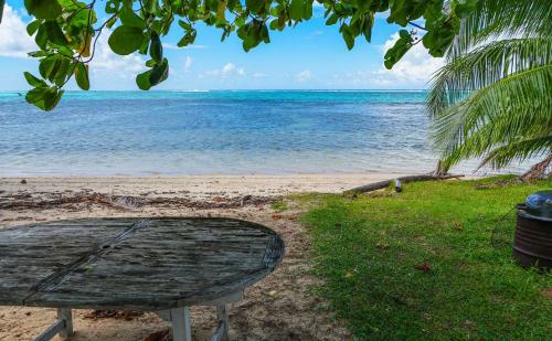 3BR Beachfront Villa Steps from the Lagoon in パオパオ