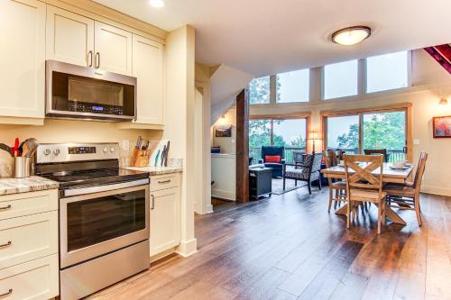 Stunning Blue Ridge Mtn Views! Brevard Chalet in 布里瓦德