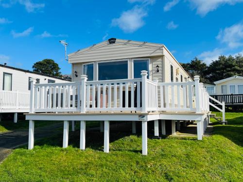 3 Bedroom Caravan CW44, Whitecliff Bay, Dog Friendly – khách sạn tại Brading