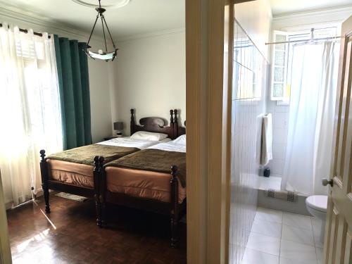 2 twin beds