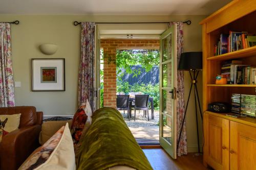 Cosy Cotswold Lodge by Your Home Here - ideal for families, log-burner, spa, private parking, EV Hookup included and heated swimming pools - Great Somerford