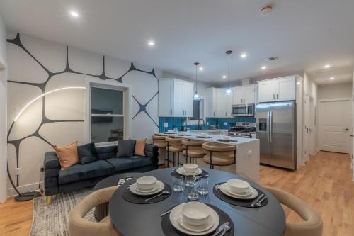 Kitchen, Pristine Pad, Sleep 12, Free parking, 3BRs, 20 PERCENT OFF in Harrison (NJ)