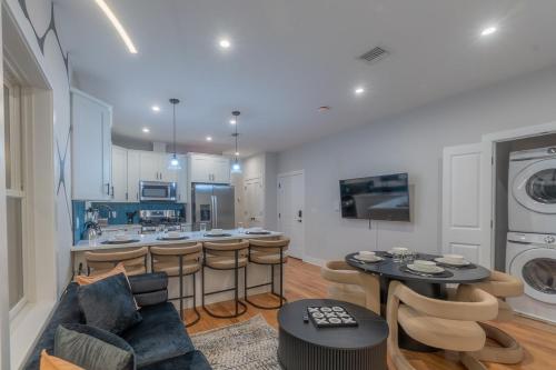 Facilities, Pristine Pad, Sleep 12, Free parking, 3BRs, 20 PERCENT OFF in Harrison (NJ)