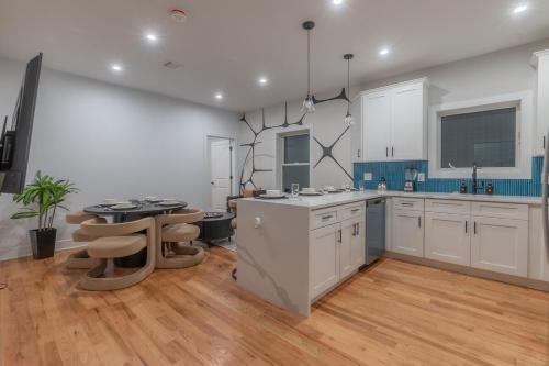 Kitchen, Pristine Pad, Sleep 12, Free parking, 3BRs, 20 PERCENT OFF in Harrison (NJ)