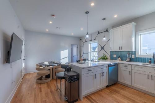 Facilities, Pristine Pad, Sleep 12, Free parking, 3BRs, 20 PERCENT OFF in Harrison (NJ)