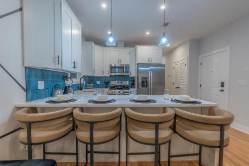 Kitchen, Pristine Pad, Sleep 12, Free parking, 3BRs, 20 PERCENT OFF in Harrison (NJ)