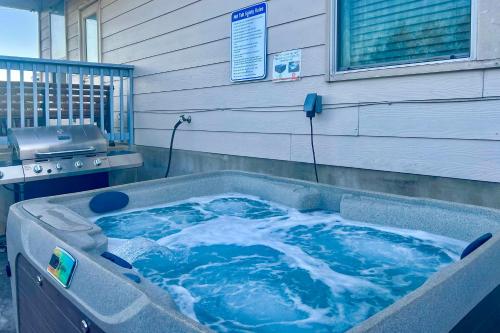 San Antonio Home w/ Hot Tub: Near Golf & Shopping – khách sạn tại Far North Central