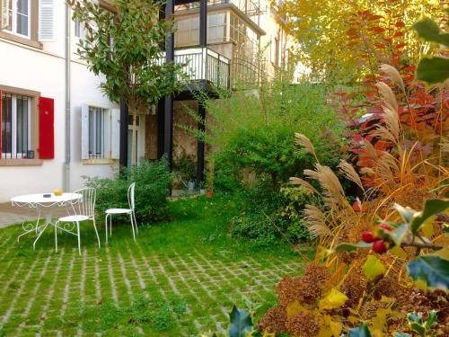 حديقة, Villa Schiller, 2 studios cote jardin - quartier Orangerie in كوارتير دي لإسبلاندي