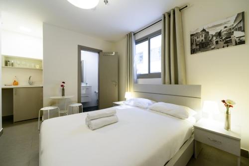Economy Double Room image 9