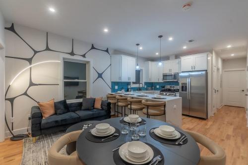 Pristine House, Sleep 21, Park 2 cars FREE, 20 PERCENT OFF in Harrison (NJ)