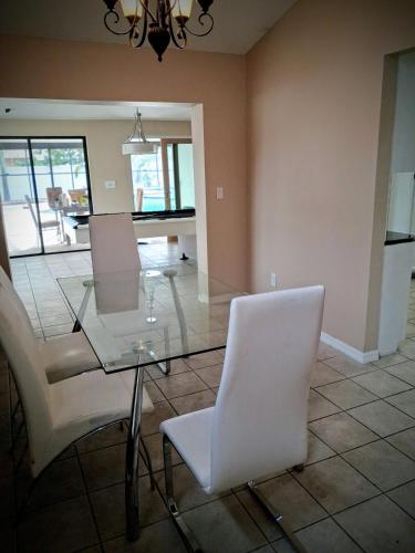 Létesítmények, Spacious Private Pool, Pool Table, a Private Oasis in Riverview (FL)