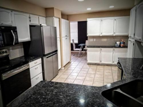 Spacious Private Pool, Pool Table, a Private Oasis in Riverview (FL)