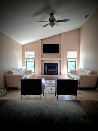 Spacious Private Pool, Pool Table, a Private Oasis in Riverview (FL)