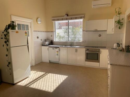 The Merredin Treasury, Heritage House, sleeps 9 in Merredin