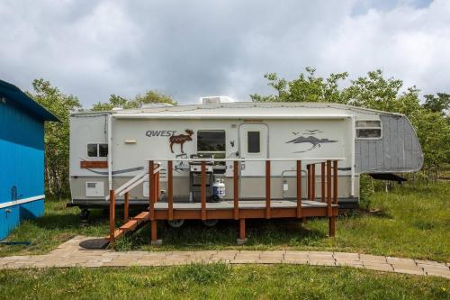 . Glacier Vista - 30’ Glamper Trailer near Glacier
