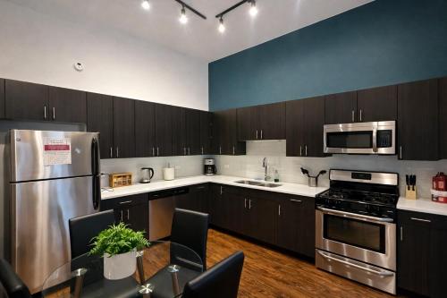McCormick Place 420 friendly 3br-2ba in Downtown Chicago with optional parking for 8 guests in Chicago, USA