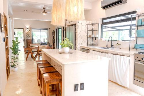 Kitchen, Villa Chakaruna Private Home and Pool Paradise in San Francisco