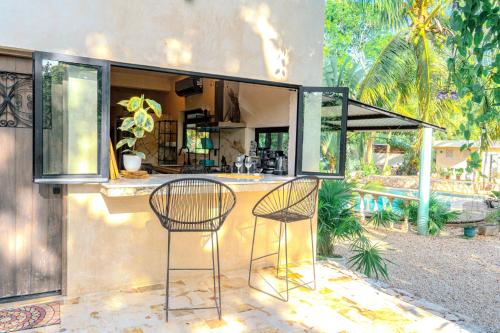 Bar/lounge, Villa Chakaruna Private Home and Pool Paradise in San Francisco