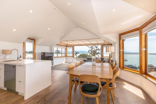 Nelson Harbour Light Waterfront Apartment in Stepneyville
