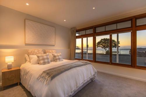 Nelson Harbour Light Waterfront Apartment in Stepneyville