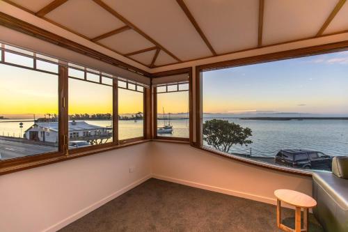 Nelson Harbour Light Waterfront Apartment in Stepneyville