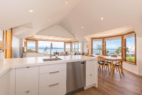 Nelson Harbour Light Waterfront Apartment in Stepneyville
