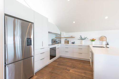Nelson Harbour Light Waterfront Apartment in Stepneyville
