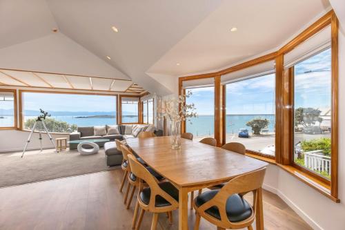 Nelson Harbour Light Waterfront Apartment in Stepneyville