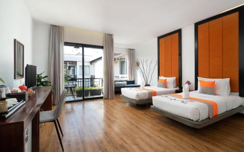 Central Corner Suite Room Type - Studio with Pool View