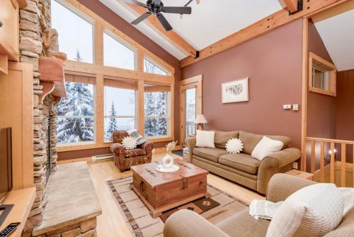 Eagle Ridge Pet-Friendly Chalet in Big White, Canada