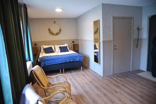 4 twin beds, 1 sofa bed