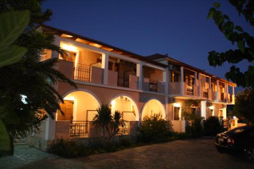 Antonio Studios 4