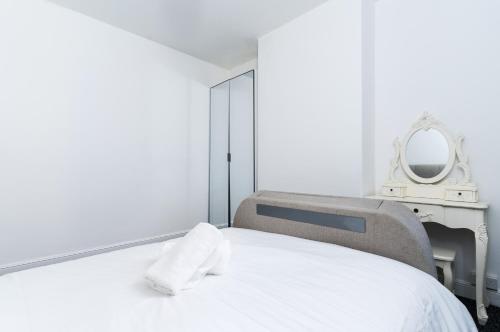 King Size Bed with Wardrobe Sleeps 2 – khách sạn tại Whitchurch và Tongwynlais