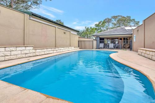 ChrisTony 5 Bdrm Waterfrnt Cottage in Lake Munmorah