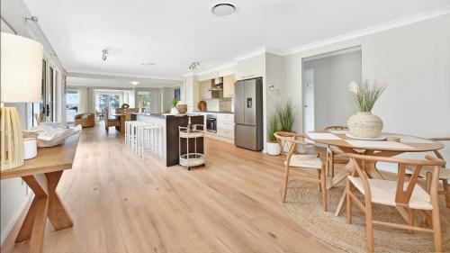 ChrisTony 5 Bdrm Waterfrnt Cottage in Lake Munmorah