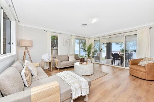 ChrisTony 5 Bdrm Waterfrnt Cottage in Lake Munmorah