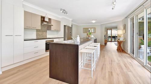 ChrisTony 5 Bdrm Waterfrnt Cottage in Lake Munmorah