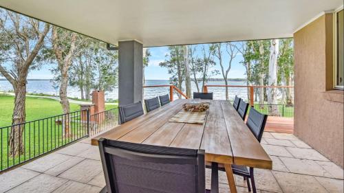 ChrisTony 5 Bdrm Waterfrnt Cottage in Lake Munmorah