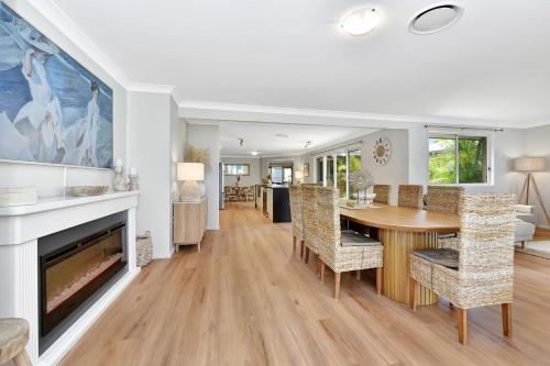 ChrisTony 3 Bdrm Waterfrnt Cottage in Lake Munmorah