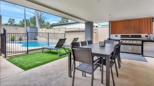 ChrisTony 3 Bdrm Waterfrnt Cottage in Lake Munmorah