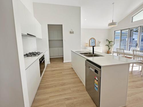 SussexGardenStays - Jervis Bay Beaches - NEW SHARE Home - 4xQueenBedrooms - PrivateBathroom-Brm1 - S in Sussex Inlet