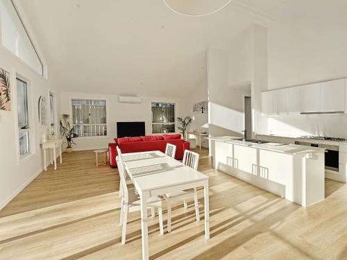SussexGardenStays - Jervis Bay Beaches - NEW SHARE Home - 4xQueenBedrooms - PrivateBathroom-Brm1 - S in Sussex Inlet