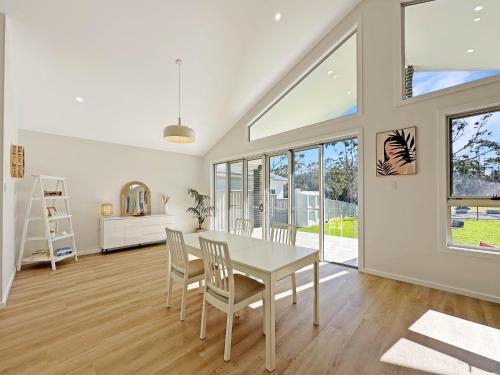 SussexGardenStays - Jervis Bay Beaches - NEW SHARE Home - 4xQueenBedrooms - PrivateBathroom-Brm1 - S in Sussex Inlet