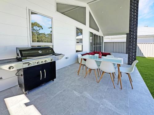 SussexGardenStays - Jervis Bay Beaches - NEW SHARE Home - 4xQueenBedrooms - PrivateBathroom-Brm1 - S in Sussex Inlet