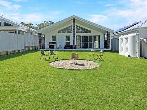 SussexGardenStays - Jervis Bay Beaches - NEW SHARE Home - 4xQueenBedrooms - PrivateBathroom-Brm1 - S in Sussex Inlet