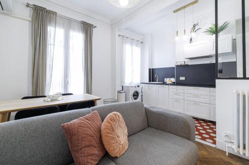 Large 2 Bdr City Center close to Train Station