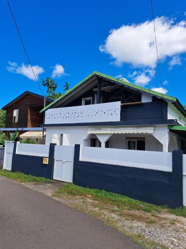Loft haut de villa in Baie-Mahault