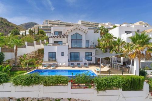 Amazing modern villa with spectacular seaviews close to Benalmadena Pueblo – khách sạn tại La Capellania