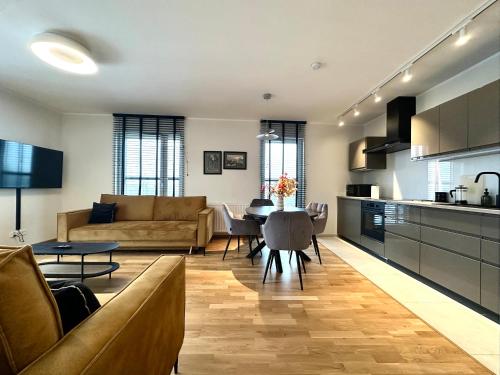 Madalinskiego Apt 25 - Balcony & Lift - 700m Main Station - Wroclaw