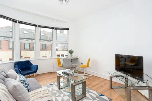 Modern 3 Bedroom Home with Parking in Southend – khách sạn tại Kursaal